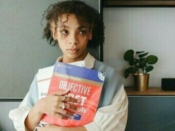 Estudante de inglês. Assim como uma criança que começa aprender a ler; seus olhinhos brilham ao desvendar o que antes estava ali, bem diante de seus olhos, mas que ela não era ainda capaz de entender. Ao aprender um novo idioma você passa por um processo muito semelhante, que é extremamente positivo