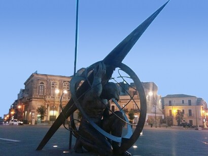 Meridiana di Grammichele, Sicilia, Italia. "A Grammichele e dintorni è insomma come muoversi tra le righe di un’intensa narrazione, segnate da tanta storia e da tanto tempo"