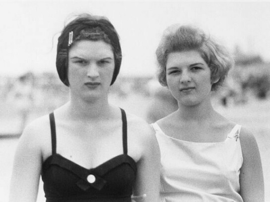 Diane Arbus, Two girls on the beach, Coney Island, N.Y. 1958 © The Estate of Diane Arbus