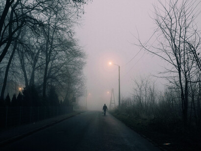 Pasan los días, uno igual al otro: adentro, el húmedo confinamiento; afuera, la niebla y la lluvia, el aire sucio y el viento fatal. Y la espera por un mañana que nunca llega
