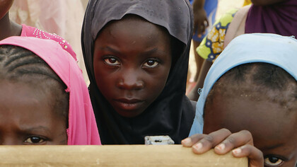 Distorsion des valeurs. La destruction de l’environnement, le consumérisme prédateur, la destruction des espèces végétales et animales, la discrimination aliénante, les réfugiés et la traite des femmes et des enfants ne sont pas nouveaux