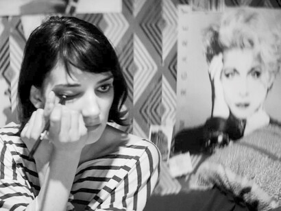 Sheila Vand interpreta a personagem vampira