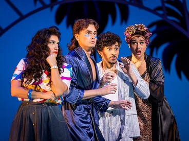  L-R Catalina Cuervo è Elisetta, Michael Pandolfo è il Count Robinson, Phillip Lopez è Geronimo, Erin Alford è Fidalma ne "Il matrimonio segreto" in un riadattamento in spagnolo del 2022 al Florida Grand Opera. Foto di Daniel Azoulay