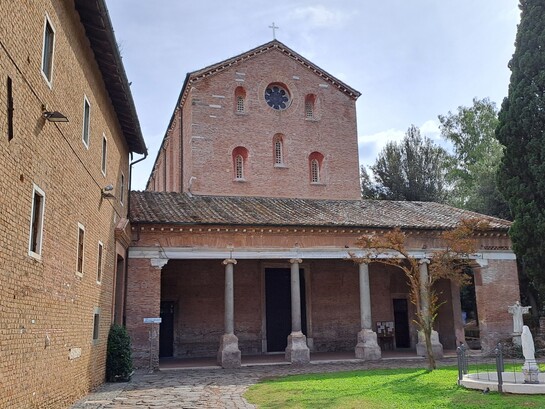 Chiesa dei Santi Vincenzo e Anastasio, facciata principale, in stile romanico austero e severo con facciata in laterizio, edificata a partire dal 1140, ph. Angelica Maria Luciani