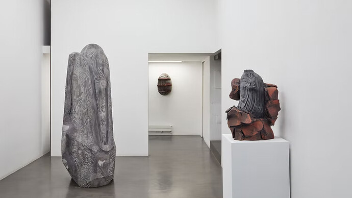 Aron Demetz, Racconti brevi, vista della mostra. Cortesia di Galleria Anna Marra