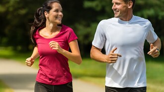 Haciendo ejercicio en pareja