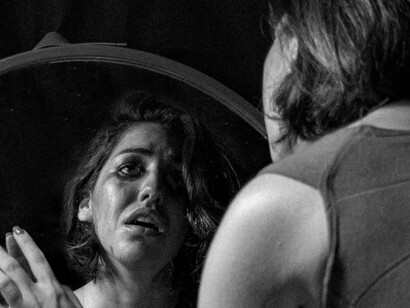 Mulher angustiada. Ao integrar os conceitos de percepção, facilitação do pensamento, compreensão e regulação emocional em sua vida, você está montando um elenco talentoso e sincronizado, capaz de enfrentar os altos e baixos da jornada diária com maestria. E com as cinco habilidades de Goleman—consciência de si, equilíbrio anímico, motivação, controle dos impulsos e sociabilidade—você tem as ferramentas para garantir que todos os personagens desempenhem seus papéis da melhor forma possível