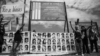 Acto de organismos de derechos humanos en el Pozo de Vargas, finca donde funcionó una fosa clandestina durante la última dictadura cívico-militar. Tucumán, Argentina, diciembre de 2015. Fuente: archivo CAMIT