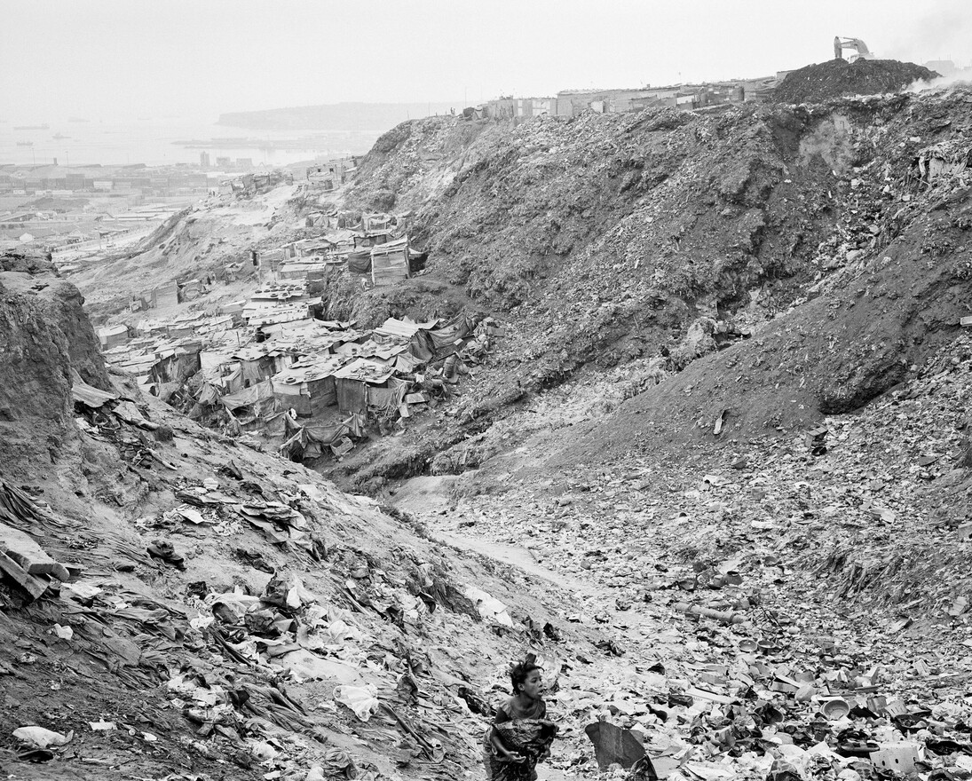 Jo Ractliffe (South African, born 1961)
Woman on the footpath from Boa Vista to Roque Santeiro market, 2007
From the series Terreno Ocupado
Inkjet print, 2015
On loan from the artist, courtesy Stevenson, Cape Town and Johannesburg
© Jo Ractliffe. Courtesy of Stevenson, Cape Town and Johannesburg
