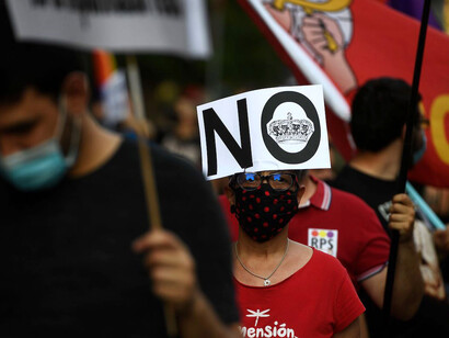 Ciudadanos españoles se manifiestan en contra de la monarquía