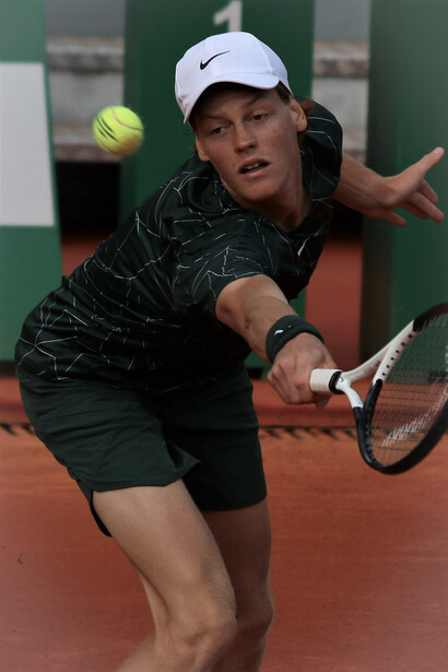 Jannik Sinner. L'Italie attendait son nouveau héros national depuis 1976 et le sacre d’Adriano Panatta à Roland-Garros © RG21 By si.robi, CC BY-SA 2.0
