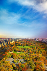 Central Park em fotografia da série Day to Night, de Stephen Wilkes. Contemplar as imagens de Stephen Wilkes é, de certo modo, um exercício de reconciliação com o tempo. Ele nos convida a desacelerar, a perceber o que escapa ao olhar cotidiano e, principalmente, a celebrar a beleza do transitório. Em tempos tão acelerados, onde tudo se apaga rapidamente na tela do celular, sua fotografia parece um convite para nos demorarmos, para escutarmos as cidades, para reinventarmos nosso jeito de ver
