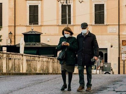 Persone che camminano per la città durante la pandemica del Covid-19