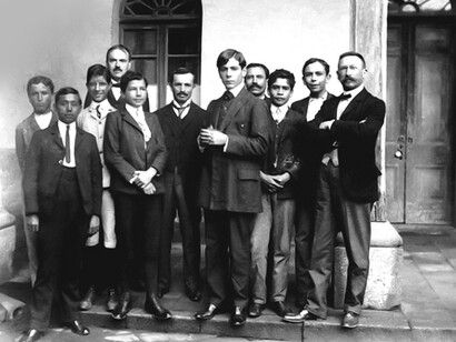 Alumnos y profesores del colegio, en uno de los patios, hacia el año 1907. Foto de autor desconocido, cortesía de Jorge Arturo Vindas
