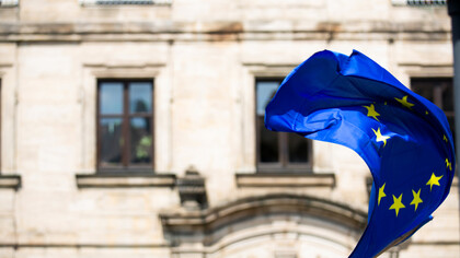 Europa. Alla vigilia dell’incontro, Firenze si è colorata di blu, il colore della bandiera europea. Un’iniziativa per ricordare che la città del Ponte Vecchio, è una città che crede nei valori dell’Europa unita