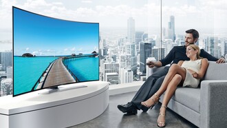 Una pareja ante una televisión de alta definición en su apartamento