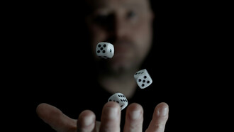 Propulsés dans les airs, les dés figent l’instant où tout peut basculer. Cette image du hasard, incertitude opérationnelle, s'applique-t-elle aux  équilibres qui façonnent notre monde ?