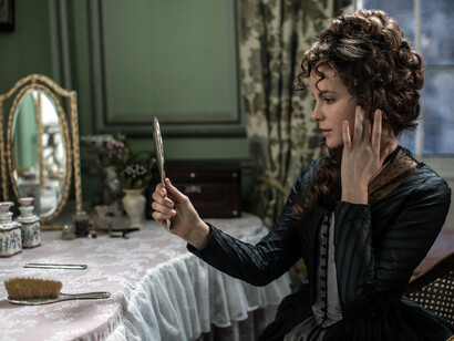 Fotograma de la película «Amor y amistad», dirigida por Whit Stillman