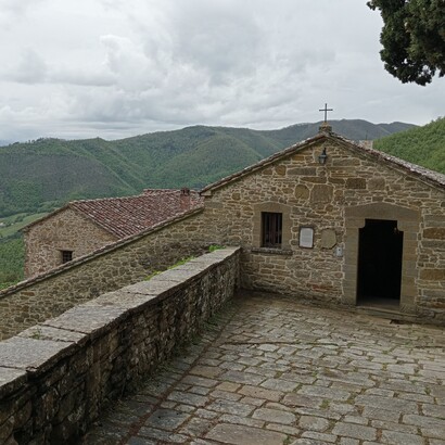 Il complesso si sviluppò lungo un antico percorso medievale che collegava Sansepolcro con l’area marchigiana attraverso il Passo delle Vacche, utilizzato anche per i traffici commerciali e la transumanza. Sansepolcro, Toscana, Italia