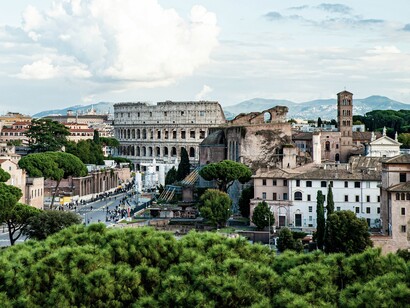 Questa concezione nasce dall’incontro tra la tradizione biblica, che vede l’uomo creato a immagine di Dio, e la filosofia greca che esalta la razionalità umana. Roma, Italia