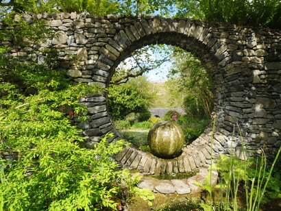 Uno scorcio della porta rotonda che unisce le due parti del giardino, quella selvatica, affacciata sul torrente, con quella coltivata, di fronte alla casa. Foto di Enzo Valenti