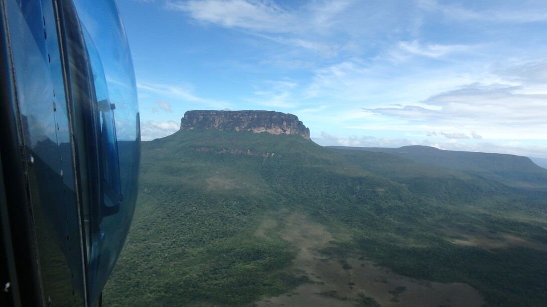 Volando en helicóptero hacia Ptari Tepuy