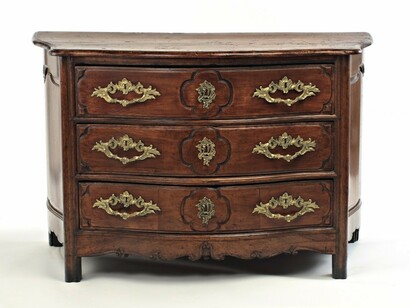 Chest of drawers, 1750-1760. Gift of Mrs. Southam, M14500 © McCord Museum