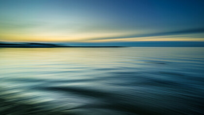 Paisaje marino en la hora dorada