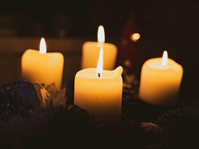 Todo ano criam-se tendências novas para comemorar essa época, os tradicionais, mais rústicos, da modinha, orgânicos, recicláveis, minimalista ou rebuscados, com muita cor ou monocromático, e isso menos importa. O que realmente se quer é uma casa com aroma de Natal