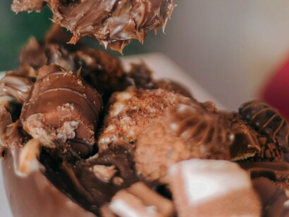Apesar desse cenário, existem alternativas no mercado, infelizmente não tão acessíveis para todos os públicos: chocolates com maior percentual de cacau (70% ou mais), ingredientes mais simples e ausência de gorduras vegetais hidrogenadas apresentam melhor perfil nutricional. Embora geralmente mais caros e difíceis de encontrar, oferecem maior concentração de compostos benéficos e menor carga de açúcar, sendo uma opção mais saudável, passível de ser incorporado até na rotina diária