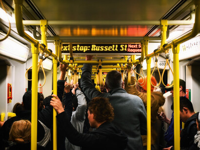 Vagão de metrô cheio em horário de pico