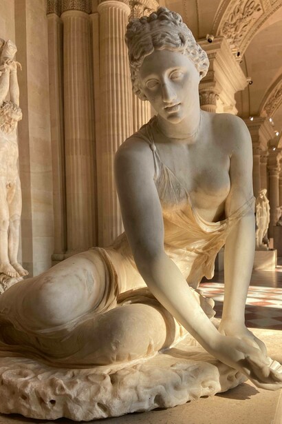 Statua di ninfa in marmo bianco del 150 a.C., riproduzione di un originale greco