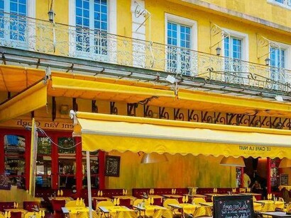 Foto do antigo Café Van Gogh, em Arles, na França. nosso coração fica partido ao ver que o Café do artista, onde passava largos serões, fechou