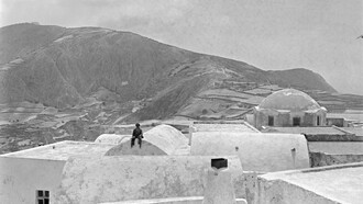 Sigfried Giedion, Residential Settlement, Santorini, August 1933, photograph ("Sigfried Giedion und die Fotografie: Bildinszenierungen der Moderne", eds. Werner Oechslin and Gregor Harbusch, Zürich 2010, 16)