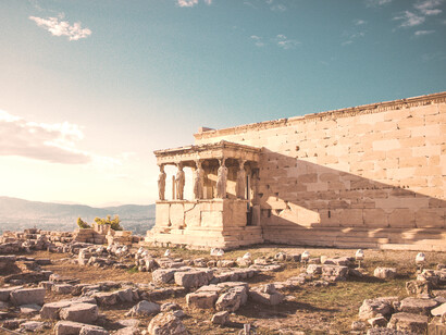 La Acrópolis de Atenas en Grecia, puede considerarse la más representativa de las acrópolis griegas