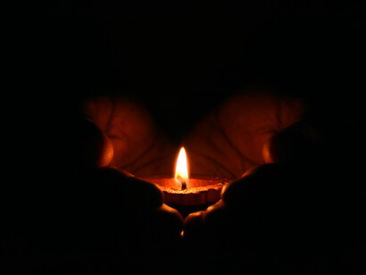 Manos sostienen una vela