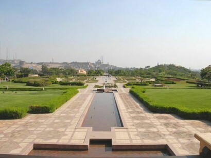 Il grande asse visto dal ristorante sulla collina.  

