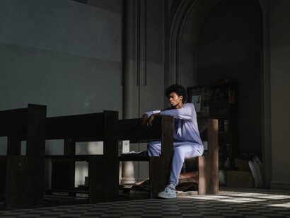 Joven en la iglesia. Ser espiritual no necesariamente implica ser religioso/a