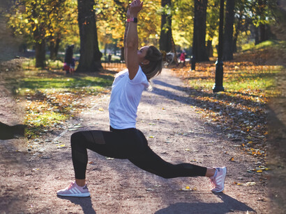 Fare stretching. Ricordiamoci che ogni asana prevede versioni più o meno avanzate, quindi le varianti possibili ci sono