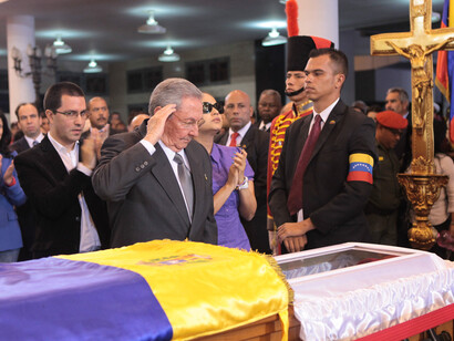 Raúl Castro ante el féretro de Hugo Chávez