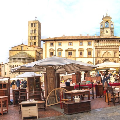 Il mercato antiquario di Arezzo è uno degli appuntamenti più importanti del settore in Italia e attira ogni mese espositori e visitatori da tutto il Paese. Arezzo, Toscana, Italia
