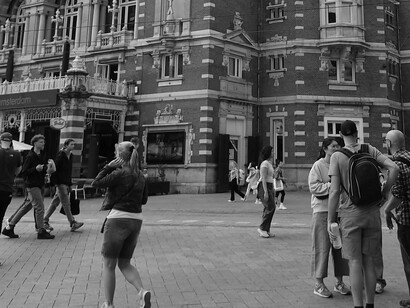 Há lugares em que a urgência não organiza o dia. Caminhar, sentar, falar e calar obedecem a uma cadência que não precisa ser justificada. Isso se percebe nas pausas aceitas, nas mesas que não se desfazem depois da refeição, numa convivência que acolhe o silêncio sem constrangimento
