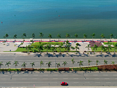 Avenida integrada à orla de Luanda, em Angola