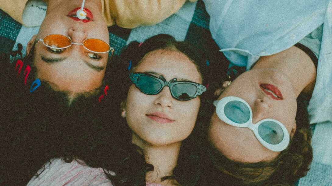 Amigas. Agora, mantenha seus pensamentos nas vivências escolares da adolescência. Seus colegas de classe, seus amigos e desamigos, os recreios, as atividades esportivas e artísticas. As festas, as excursões e as reuniões nas casas de alguns colegas, as vezes para realizar algum trabalho em grupo, outras simplesmente para estarem juntos. Você tem mais recordações relacionadas ao domínio acadêmico ou ao social? No geral, as pessoas tendem a se lembrar mais das vivências sociais do que dos conteúdos. E, isso está bem