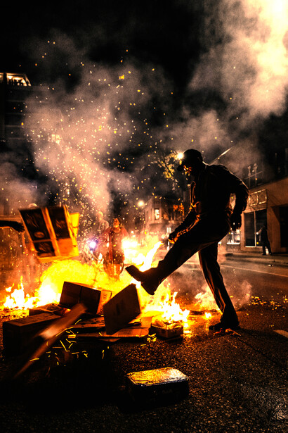Conflicto en las calles de una ciudad. La convicción de que la propia ideología es la correcta puede llevar a la aniquilación de quienes detentas las "erróneas"