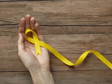 Campanha Setembro Amarelo. Ao tratar o tema de maneira responsável e informativa, destacando histórias de superação e resiliência, os meios de comunicação podem ajudar a reduzir o estigma em torno do suicídio e encorajar aqueles que estão sofrendo a buscar ajuda. Campanhas de conscientização, como o Setembro Amarelo, que tem ganhado força no Brasil, são exemplos de como a mídia pode ser usada para educar o público sobre a importância da saúde mental e da prevenção ao suicídio