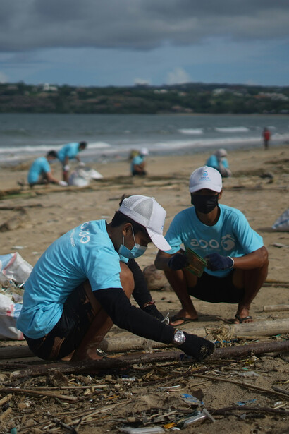 Barreras flotantes, interceptores y ciencia de datos se combinan en una estrategia global para limpiar mares contaminados