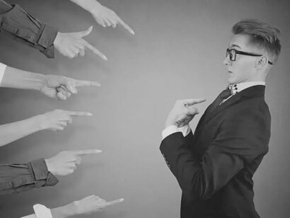 Hombre siendo señalado. Los seres humanos tendemos a juzgarlo todo