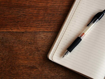 Un bolígrafo sobre un cuaderno