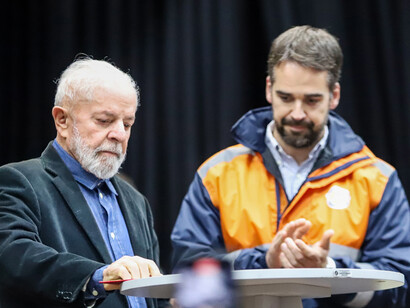 Explore as diferenças entre o período atual e os anos de 2006 a 2010, destacando a necessidade de uma coalizão mais ampla e o fortalecimento do Congresso. Presidente Luiz Inácio Lula da Silva faz anúncio para atingidos pelas enchentes em Rio Grande do Sul ao lado do Governador Eduardo Leite